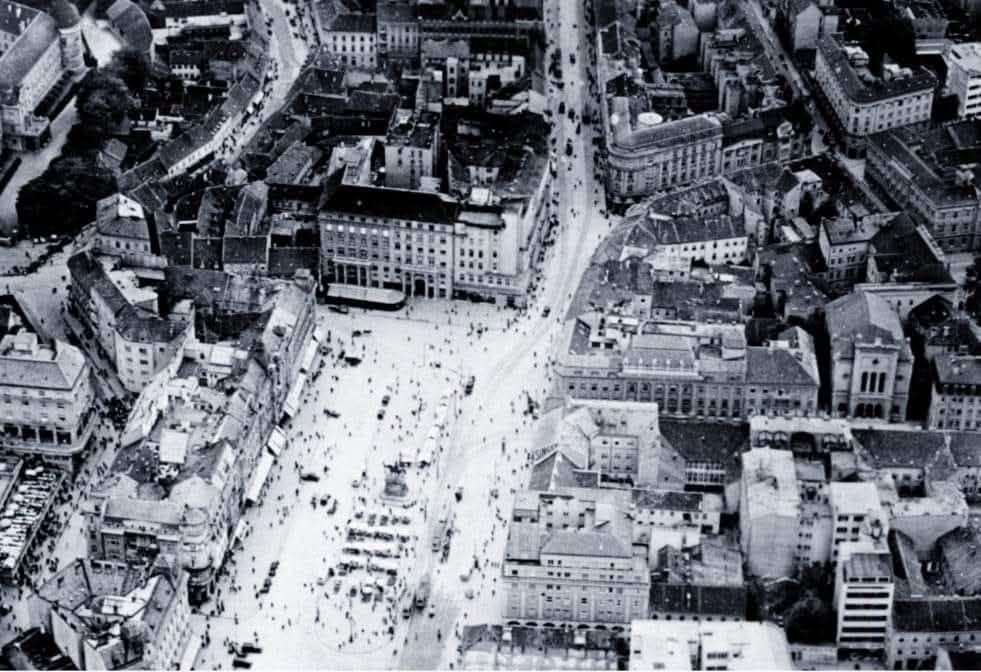 Trg bana Jelačića 1934. godine. Zgrada Gradske štedionice završena je 1932. godine- nema Cesarčeve koja je probijena 1941. godine
